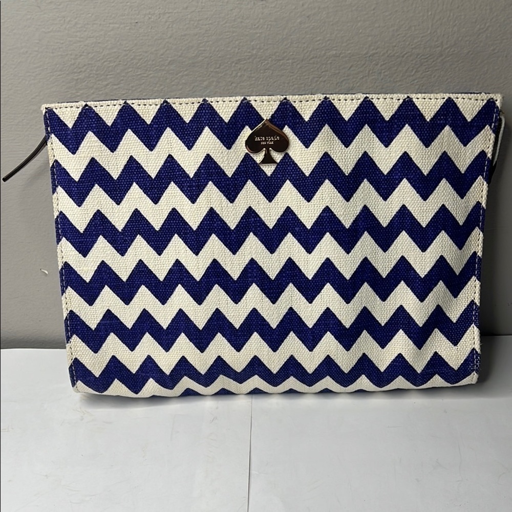 KATE SPADE NEW YORK BLUE WHITE ZIG-ZAG PRINTED CANVAS ZIP POUCH